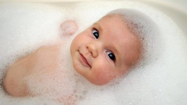Как правильно купать и подмывать новорожденного 
