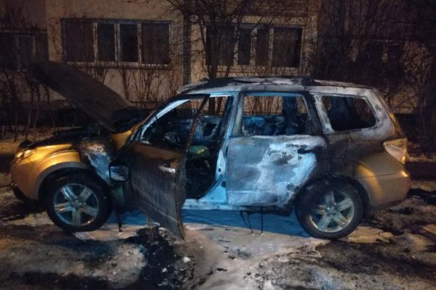 На Московском проспекте во дворе жилого дома сгорел Subaru
