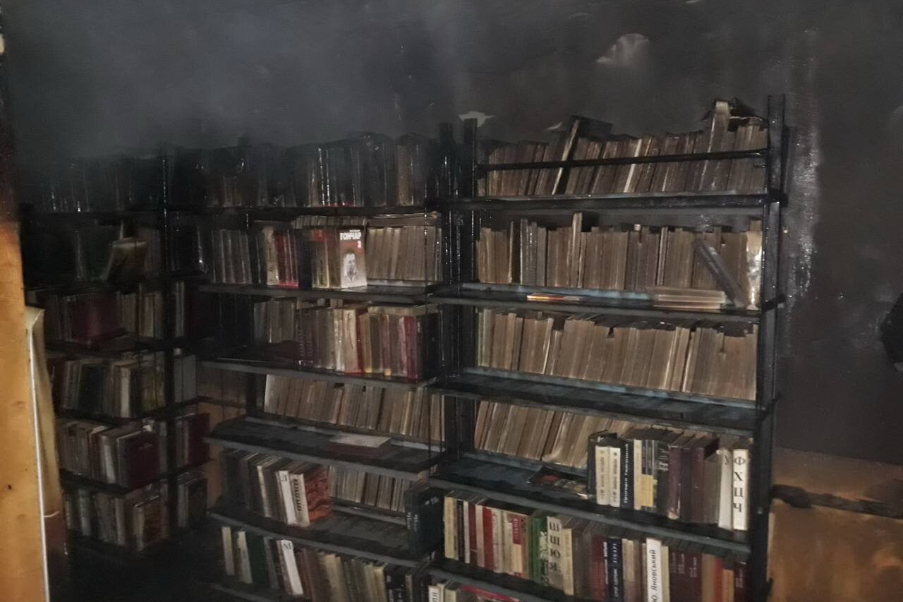 Под Харьковом горела библиотека и едва не загорелся дом культуры