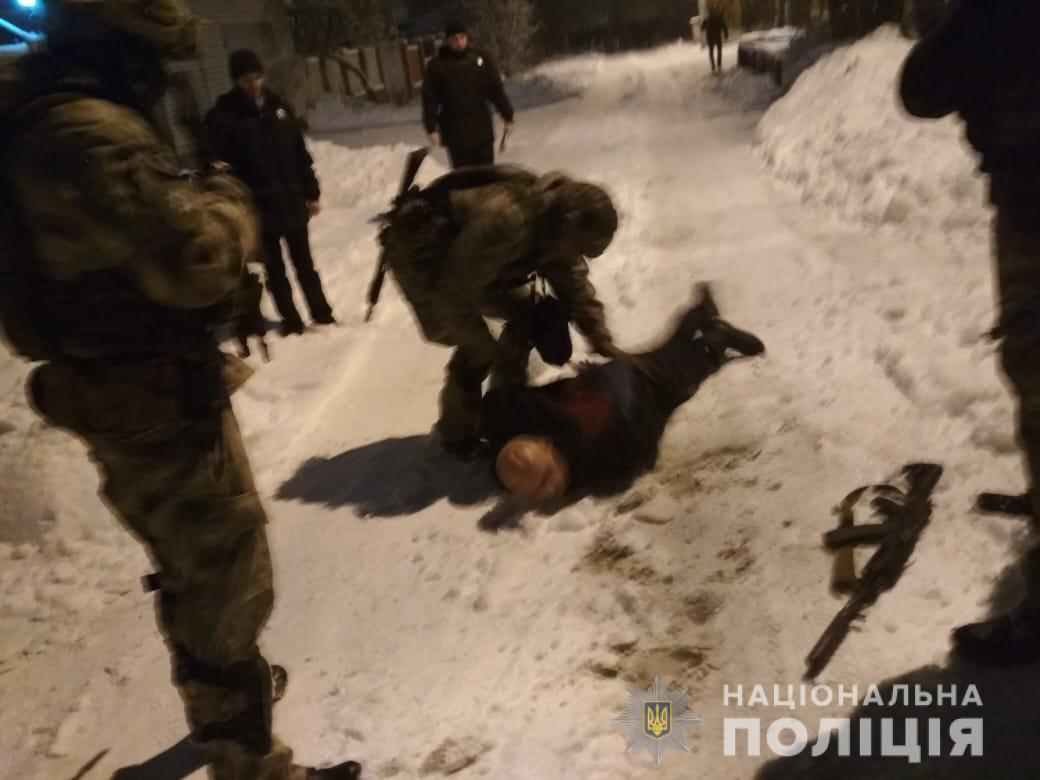 В Харькове пьяный мужчина вышел на улицу и открыл стрельбу из автомата