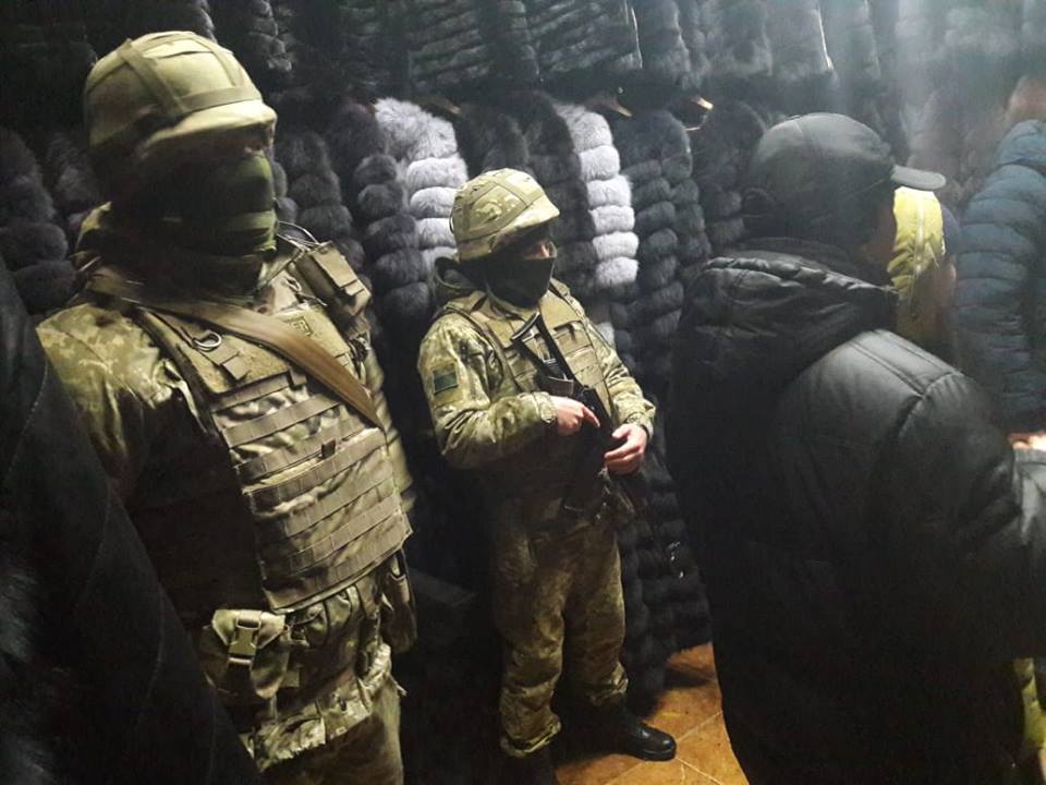 На “Барабашово” провели обыски: изъяли более 300 шуб из натурального меха (фото)
