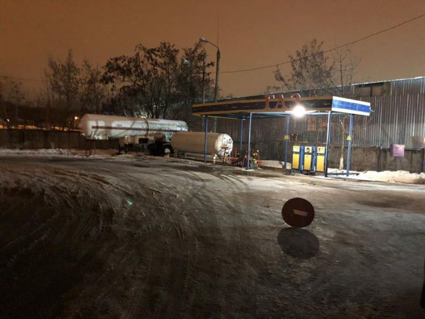В Харьковской области мужчина и женщины открыли несколько импровизированных АЗС