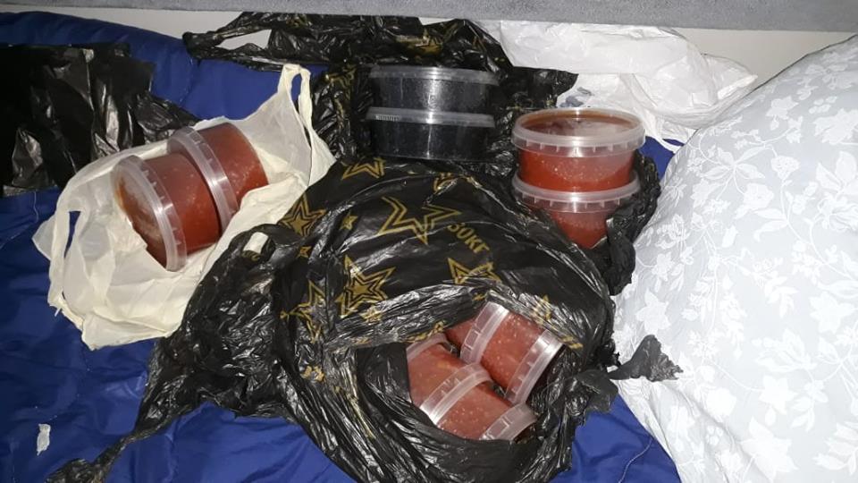 В Харькове на вокзале у проводников поезда нашли 12 кг красной и черный икры
