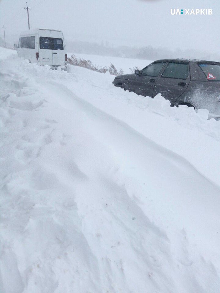 Под Харьковом из-за снега на трассе застрял пассажирский микроавтобус