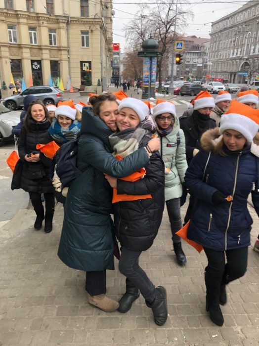 Флешмоб «Передай добро дальше» прошел в День Святого Николая в Харькове