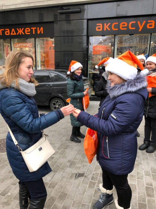 Флешмоб «Передай добро дальше» прошел в День Святого Николая в Харькове
