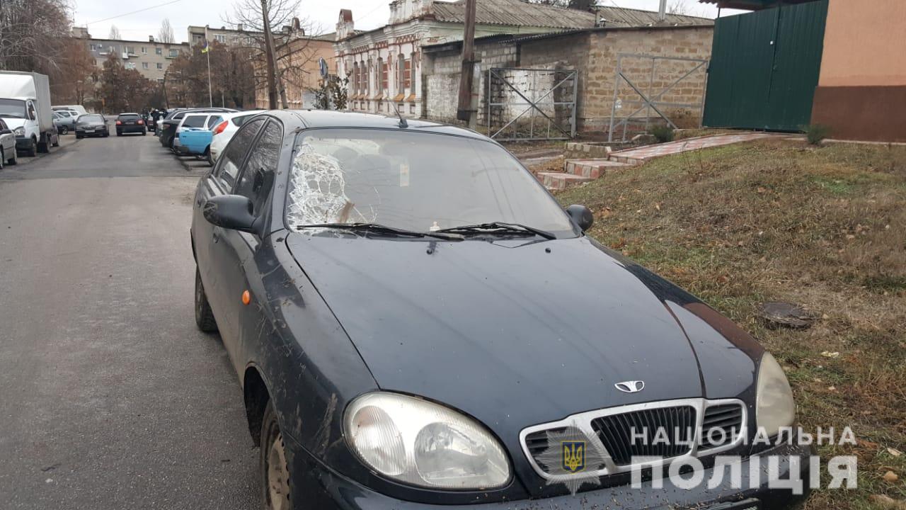 Под Харьковом парень сбил пенсионера, оставил машину в лесу, а сам спрятался у близких