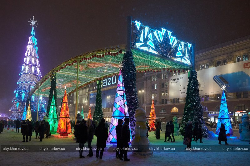 На площади Свободы открыли главную елку города (фото)