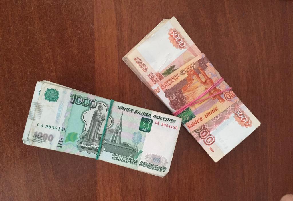 Около 1 млн рублей нашли в обуви мужчины на границе с Россией (видео)