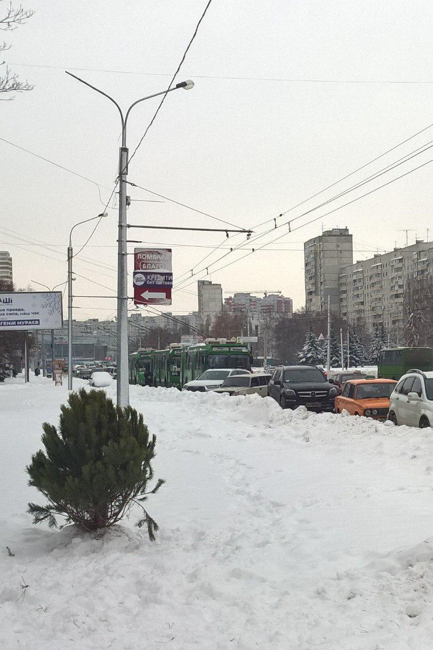 Специалисты парковки 80-го уровня: на Алексеевке автомобили заблокировали движение троллейбусов – соцсети