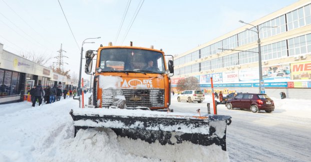 Более 130 машин убирают снег на дорогах Харькова