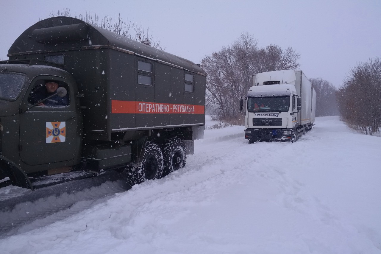 Под Харьковом из-за снегопада на дороге застрял грузовик