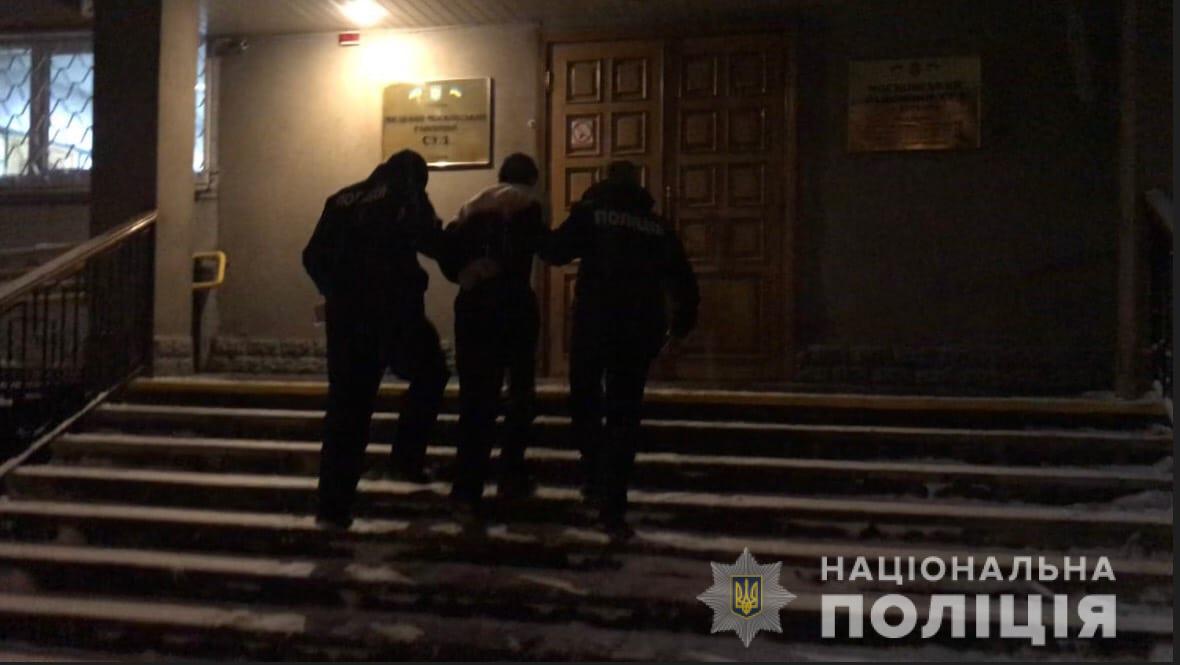 В Харькове мужчина, угрожая студентке стартовым пистолетом, зашел в дом забрал телефон и ноутбук