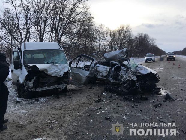 Под Харьковом столкнулись микроавтобус и легковушка: погибло четыре человека