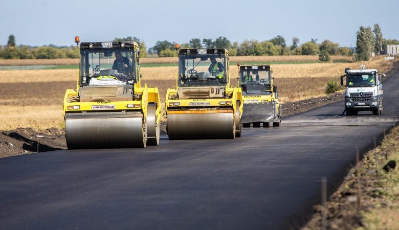 До конца года на Харьковщине восстановят более 70 км дорог местного значения