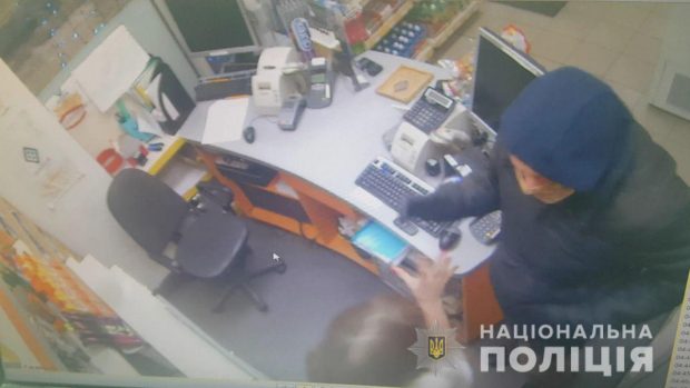 В Харькове ограбили заправку: полицейские разыскивают преступника