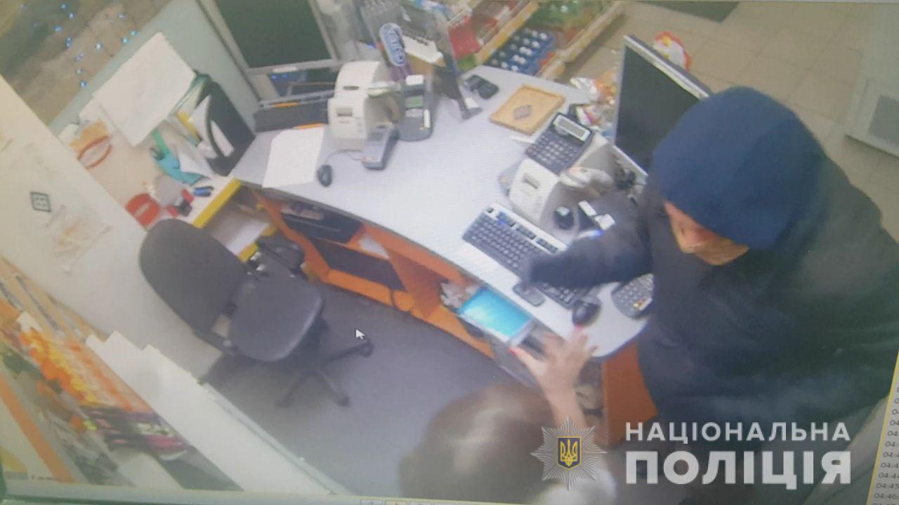 В Харькове ограбили заправку: полицейские разыскивают преступника