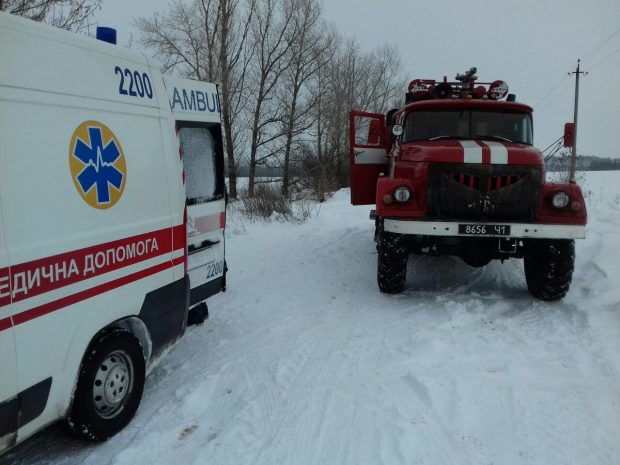 В Харьковской области за прошедшие сутки спасатели вытащили 11 автомобилей из заснеженных участков дорог