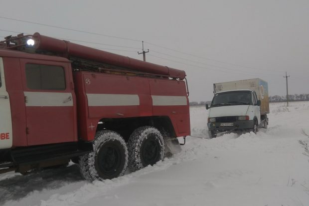 На Харьковщине спасатели за сутки вытащили из заснеженных дорог более десятка машин