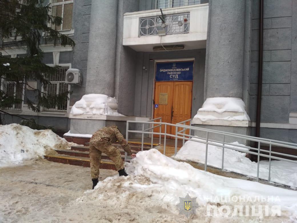 В здании суда на ХТЗ искали бомбу (фото)