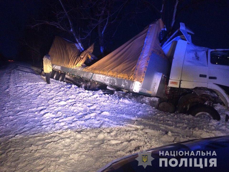 В Харьковской области водитель грузовика не справился с управлением и вылетел в кювет