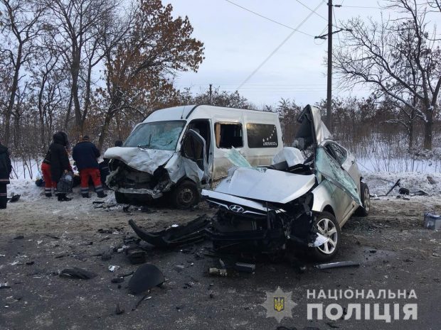 Под Харьковом столкнулись микроавтобус и легковушка: погибло четыре человека