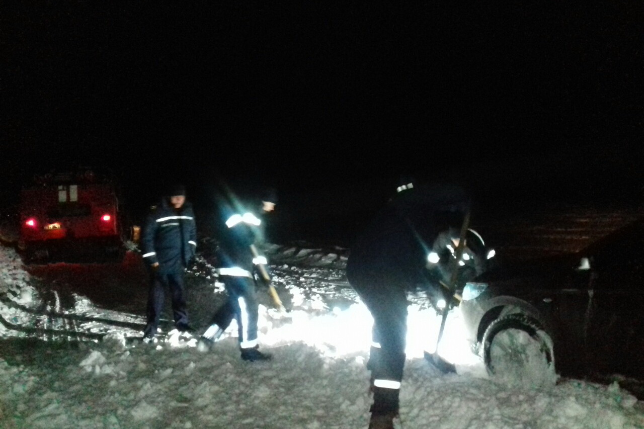 Под Харьковом спасли 5 рыбаков, которые не смогли выехать из замерзшего водохранилища (видео)