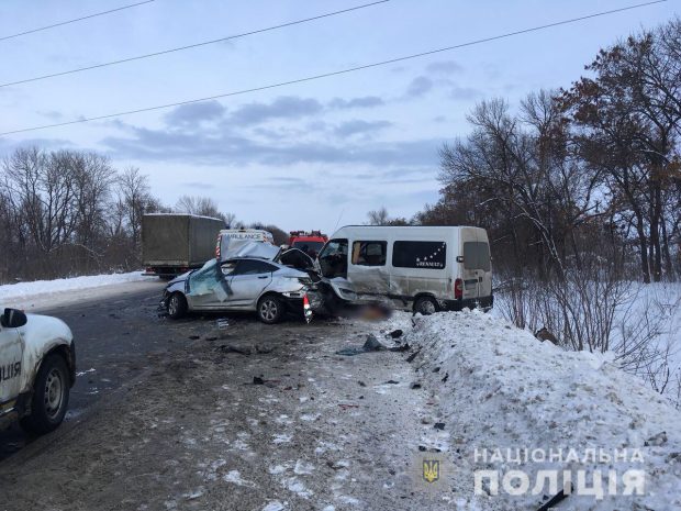 Под Харьковом столкнулись микроавтобус и легковушка: погибло четыре человека