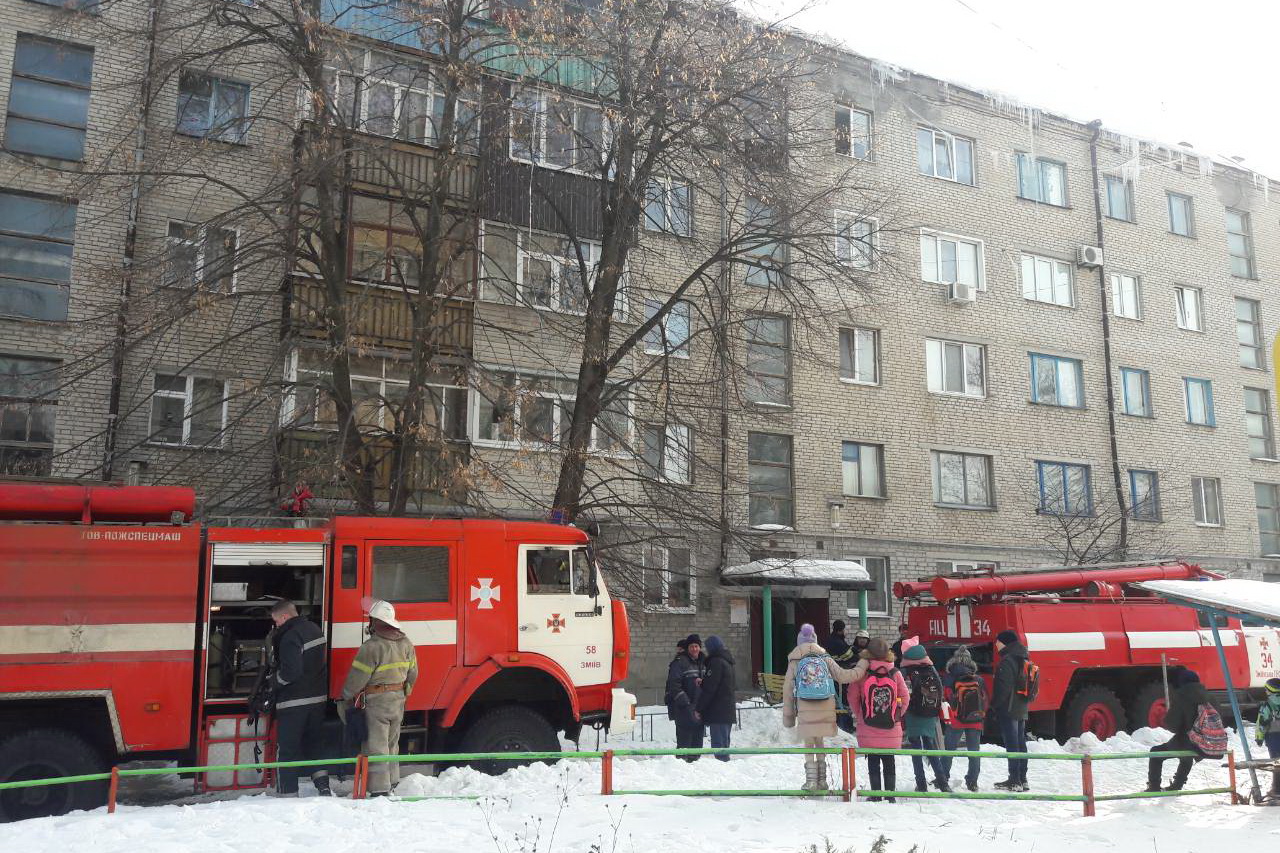 В пятиэтажке под Харьковом горела квартира: пенсионерка получила ожоги лица