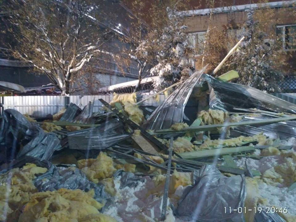Крыша торгового павильона в Харькове обрушилась под тяжестью снега – ХОГА (фото)