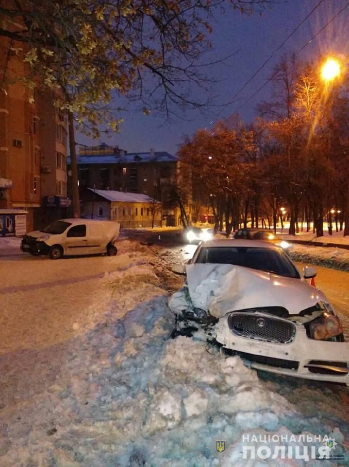 В Харькове не трезвый водитель Jaguar въехал в Renault: есть пострадавшие