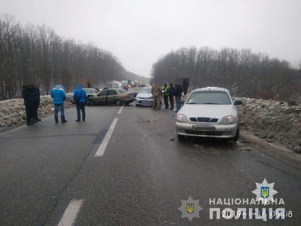 В Харькове столкнулись шесть легковушек: есть пострадавшие