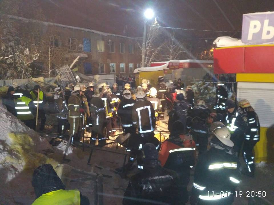 В Харькове прокуратура проверит законность разрешения на реконструкцию торгового павильона, который обрушился на людей