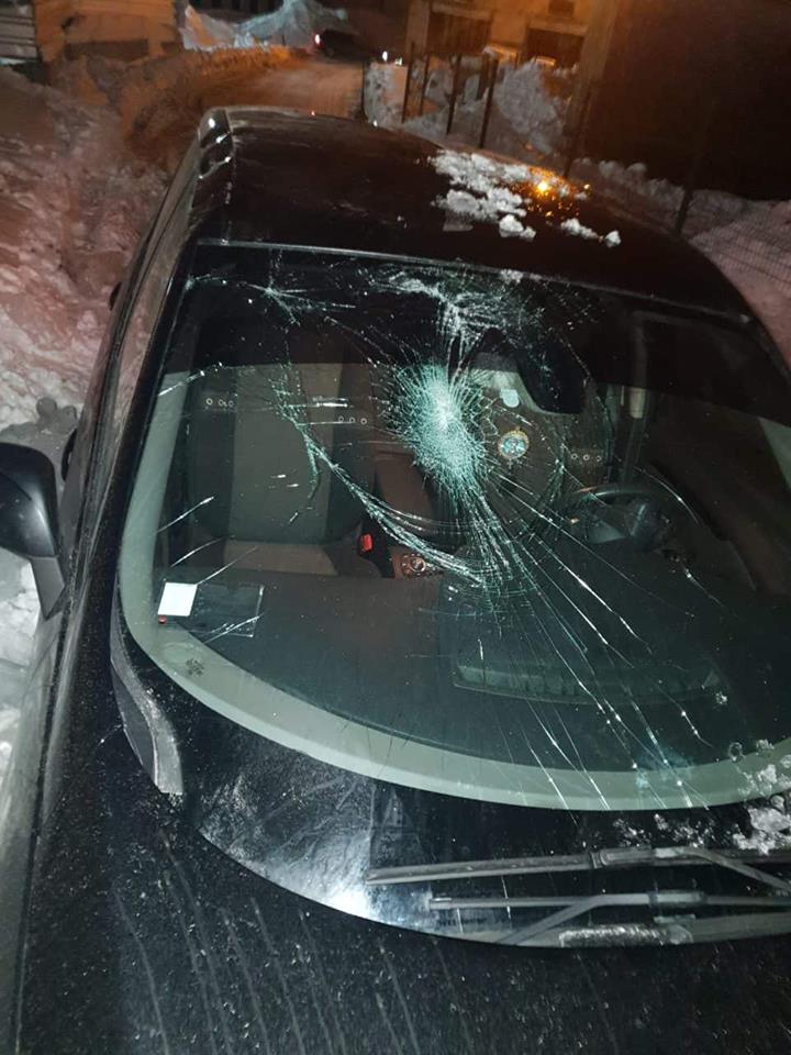 В Харькове ледяная глыба, упавшая с крыши здания, разбила автомобиль – правозащитник
