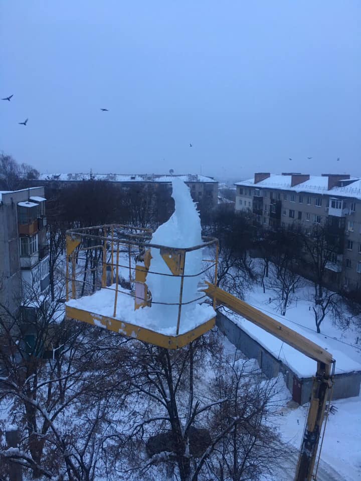 С домов Харькова снимают 100-килограммовые ледяные глыбы