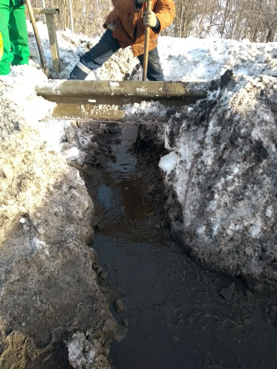 На дороги Харьковщины высыпали 31 тонну технической соли (видео)