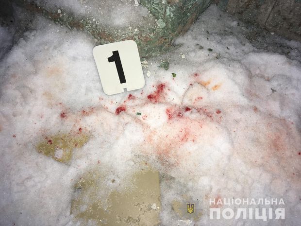 Под Харьковом мужчина на улице избил женщину и отобрал у нее сумку с деньгами и мобильным телефоном