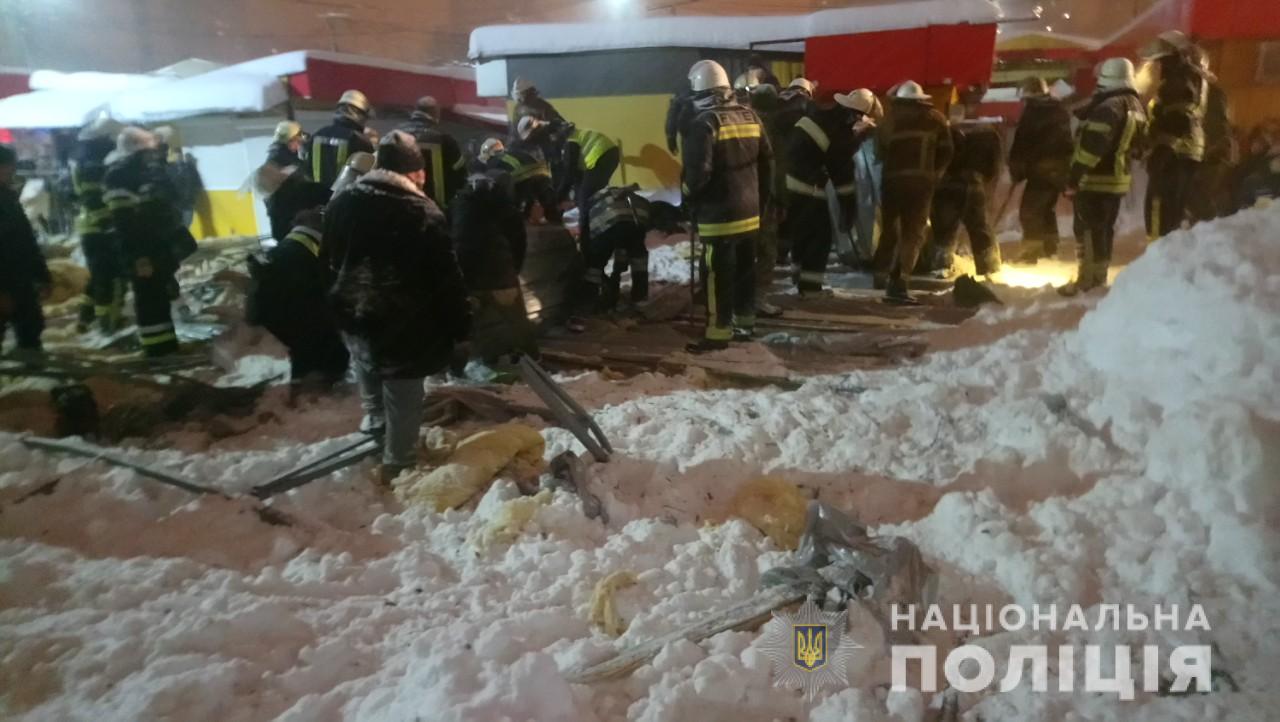 В Харькове в результате обрушения крыши торгового павильона пострадали люди (фото, видео)