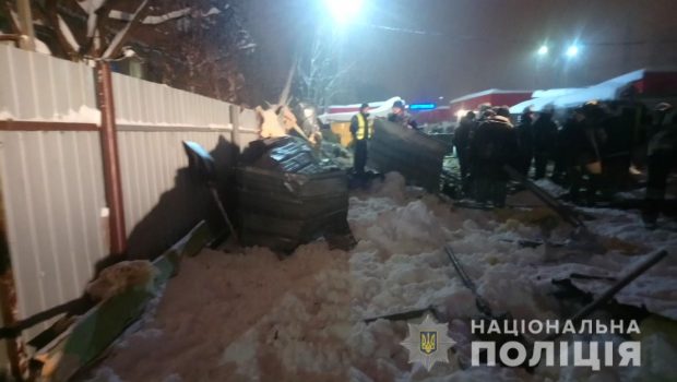 В Харькове в результате обрушения крыши торгового павильона пострадали трое людей