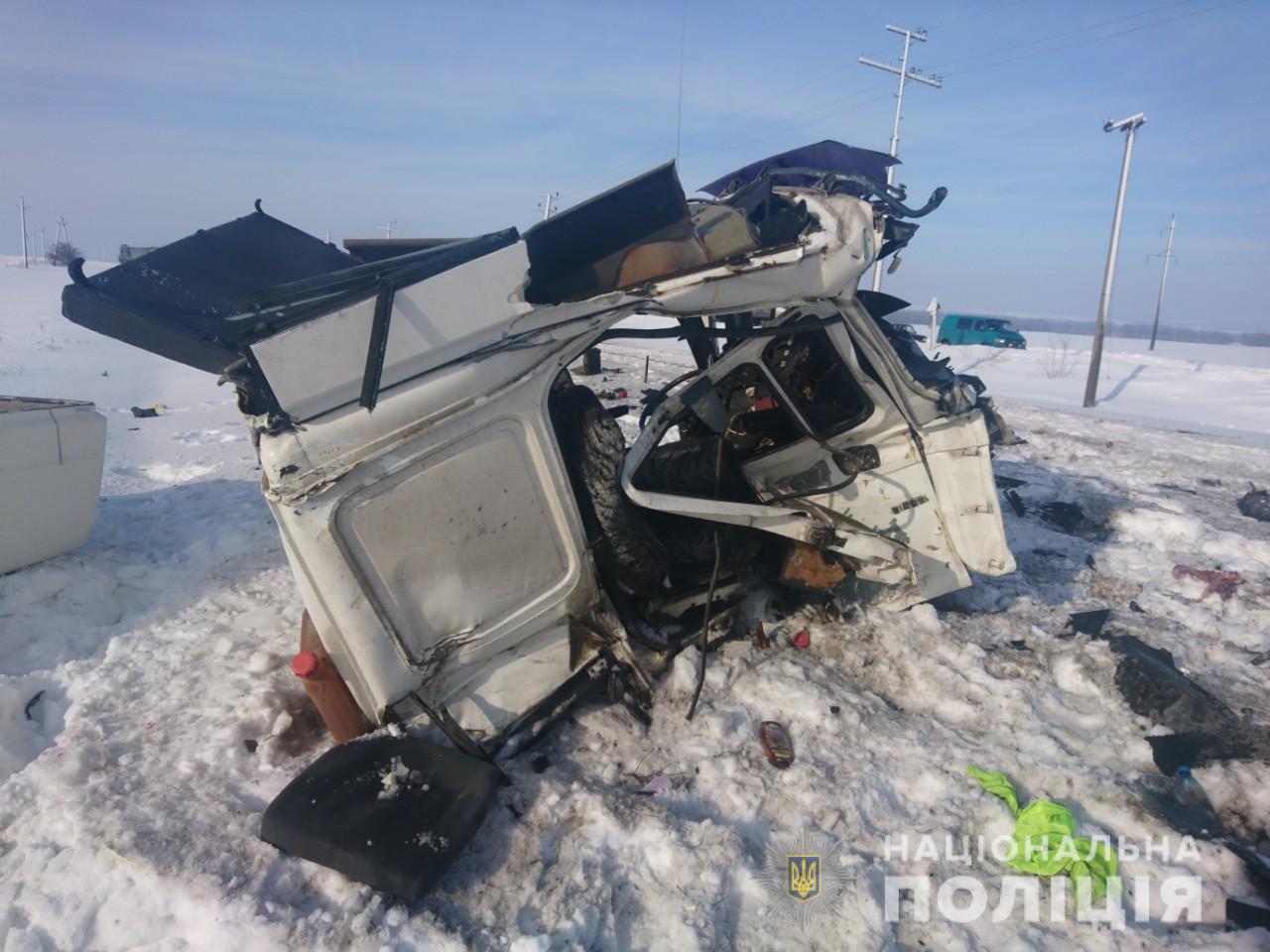 Под Харьковом поезд протаранил грузовик: водитель в больнице (фото)