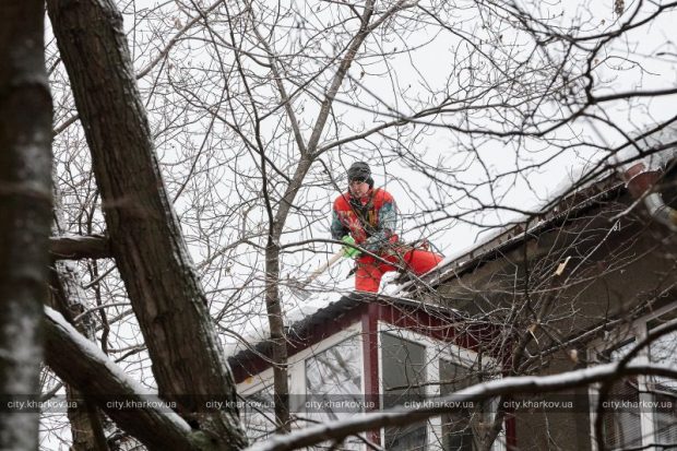 По Харькову 130 альпинистов и 12 автовышек убирают наледь с крыш жилых домов