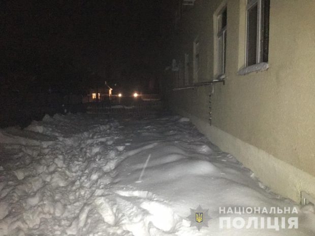 Под Харьковом мужчина выбросил из окна четвертого этажа маленького сына