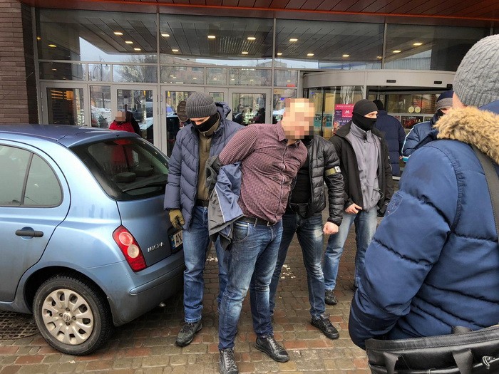 В Харькове СБУ разоблачила на взятке полицейского (видео)