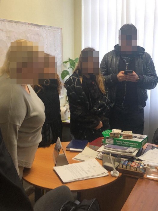 Чиновницу Харьковского горсовета поймали на взятке за содействие в усыновлении