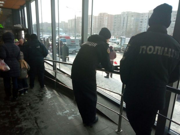 В харьковском супермаркете травмировало женщину: люди вышли на акцию протеста