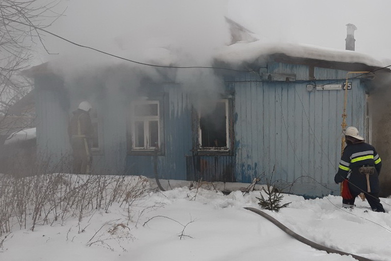 В Чугуеве во время пожара погибли двое людей (фото)