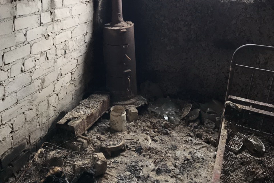 Под Харьковом на пепелище в заброшенном доме нашли тело мужчины