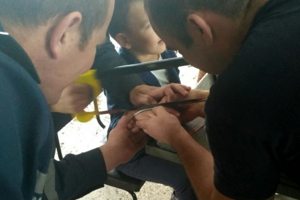 В Харькове спасатели разрезали кольцо и освободили палец 8-летнего мальчика