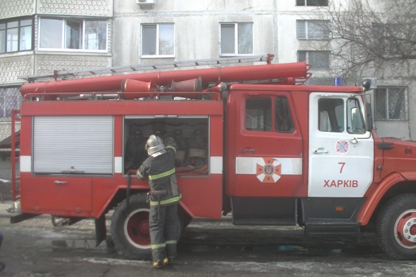 В Харькове во время пожара в 12-этажном жилом доме погиб мужчина (видео)