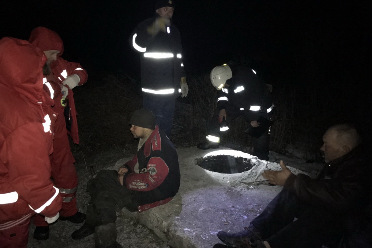 Под Харьковом во время пожара в заброшенном коллекторе пожарные спасли двух бездомных